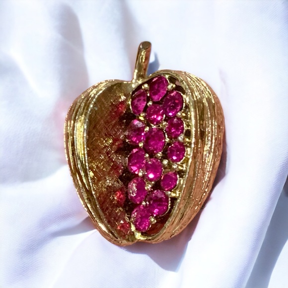 Vintage Apple Brooch Gold Tone Metal and Fuchsia Rhinestones - Picture 2 of 4